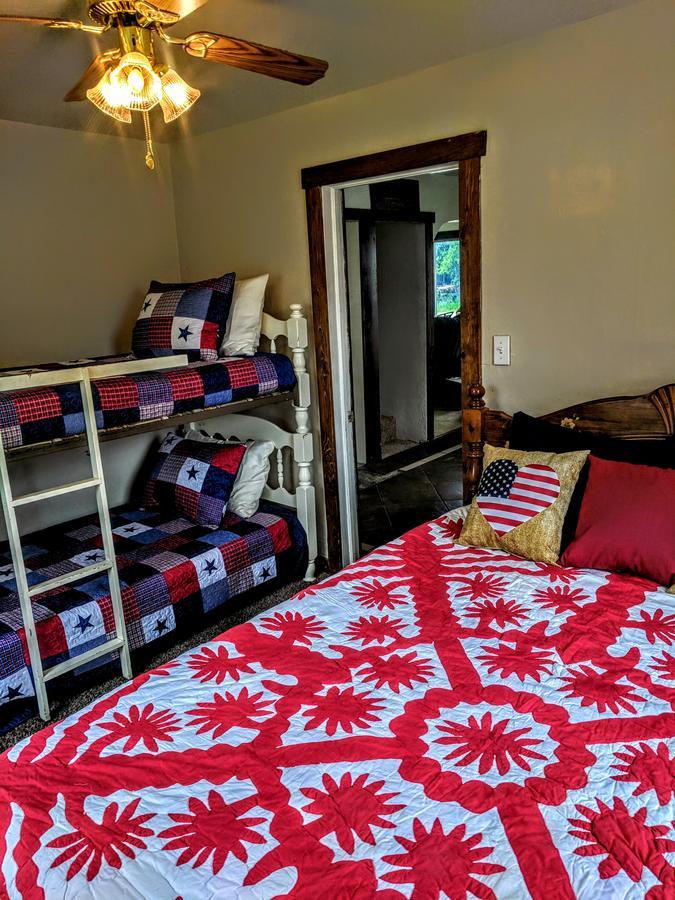 Vintage Cozy Family Home Near National Parks 圣安东尼 外观 照片