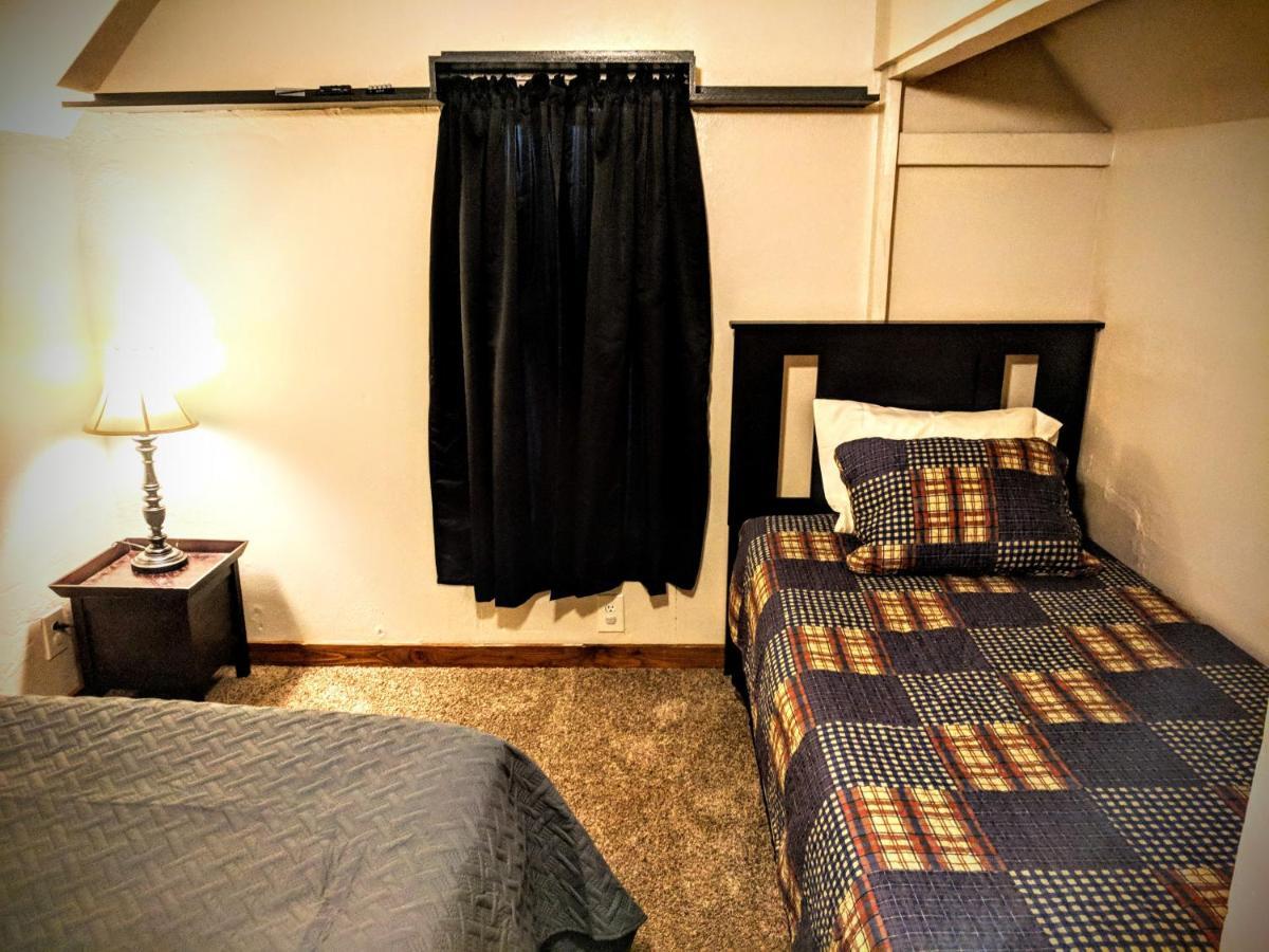 Vintage Cozy Family Home Near National Parks 圣安东尼 外观 照片